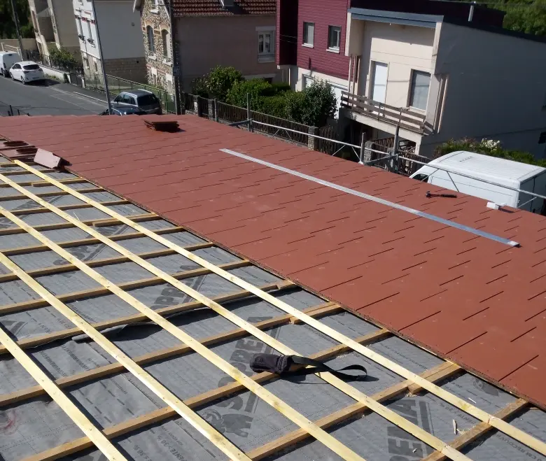 Vue d'ensemble d'une toiture neuve en ardoise fraîchement terminée